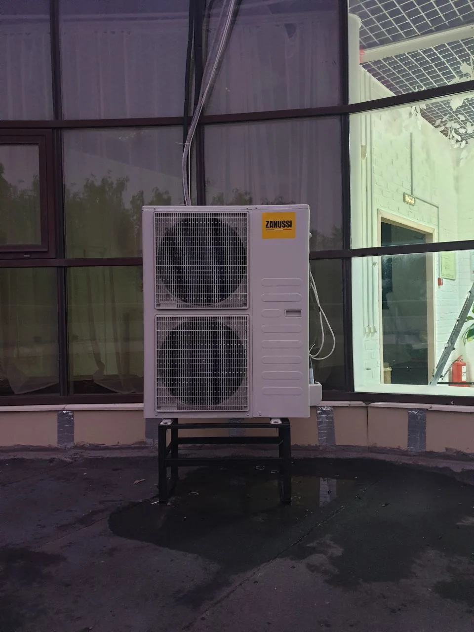 Наружный блок сплит-системы Zanussi после монтажа, банкетный зал «Ванильное небо»