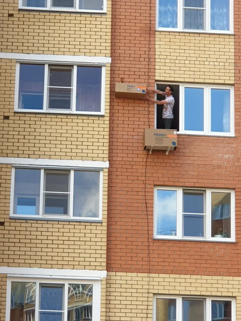 Наружные блоки кондиционеров на фасаде жилого дома.